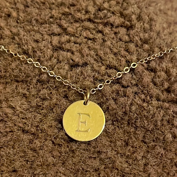Rose gold “E” initial necklace - Picture 2 of 5